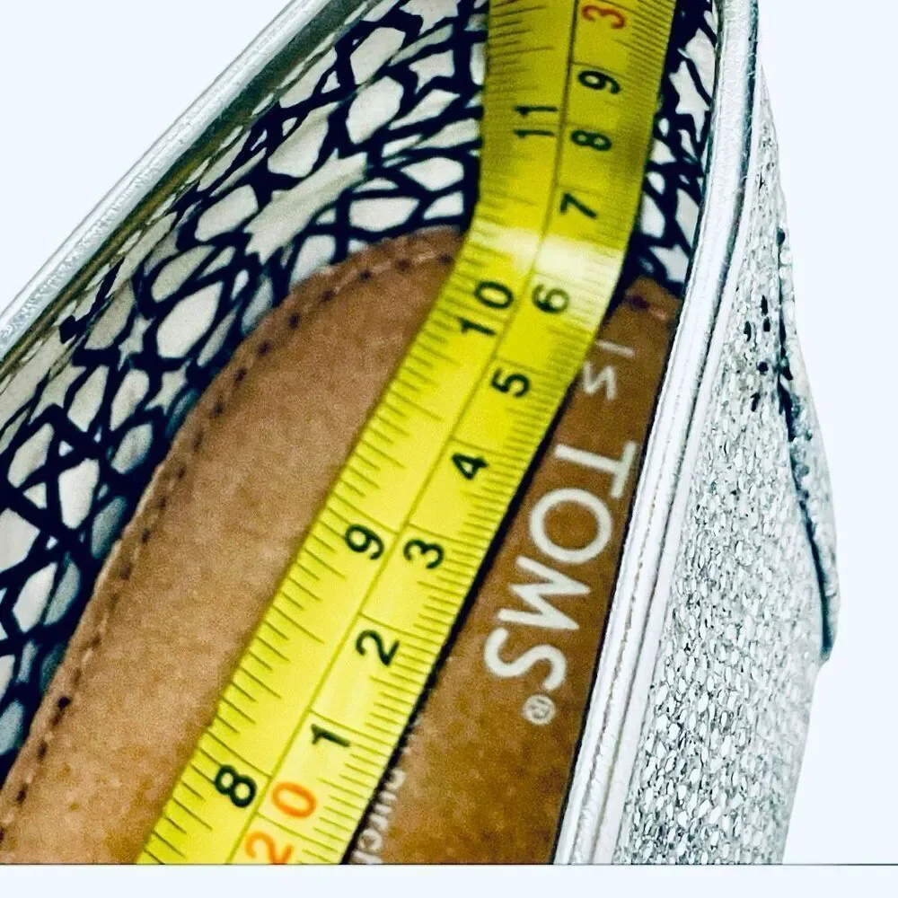 NWT Gorgeous TOMS 9.5 Silver Glitter Sparkly Alpargatas Flat Loafers Comfy Shoes